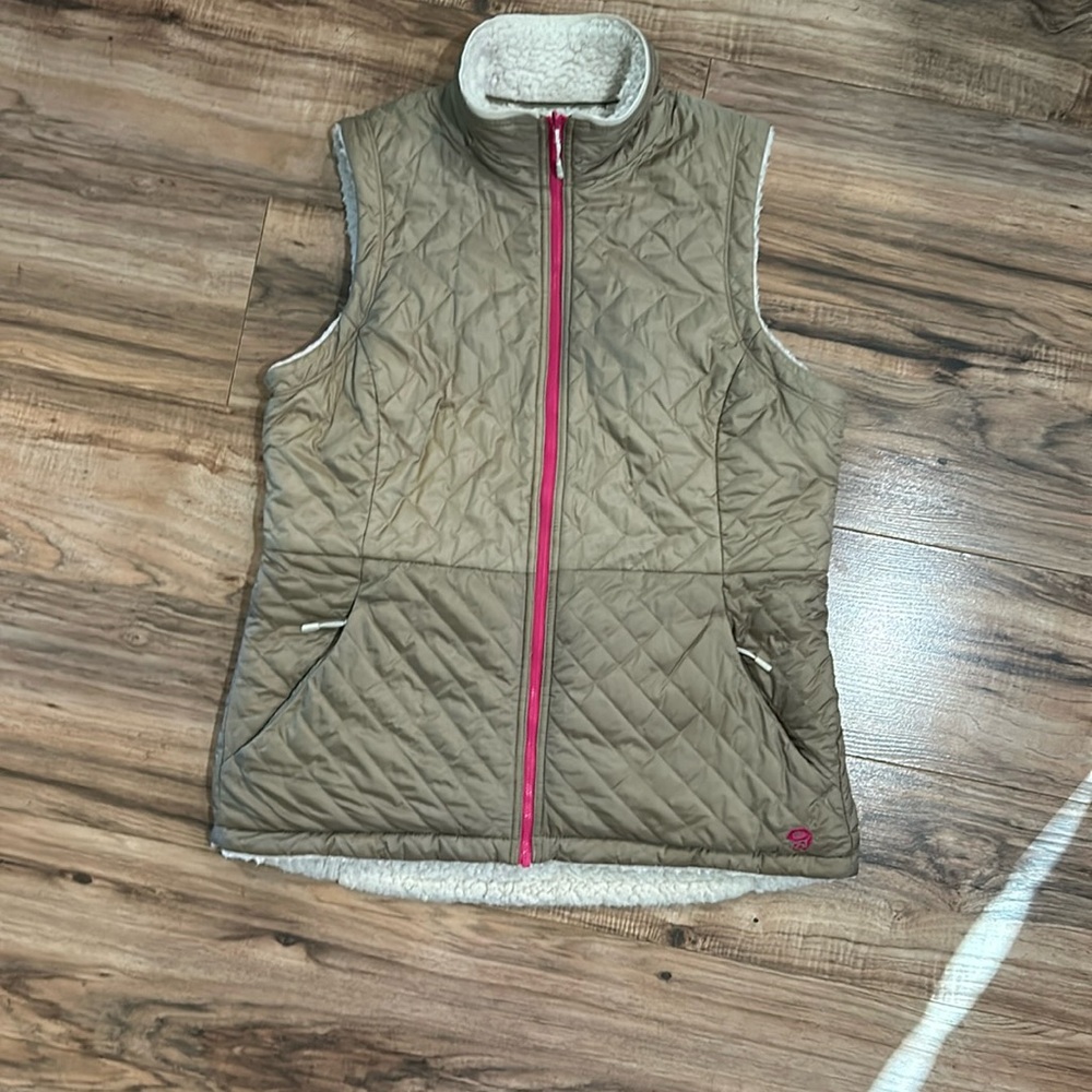 MOUNTAIN HARDWEAR reversible puffer Sherpa lined vest. EUC. TAUPE AND OFF WHITE